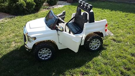 Auto pre dve deti zn.toyota ekektrické,