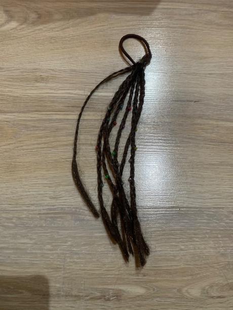 Zapletené vlasy na gumke,