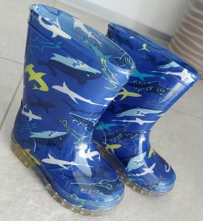 Gumáky so žralokmi, 24