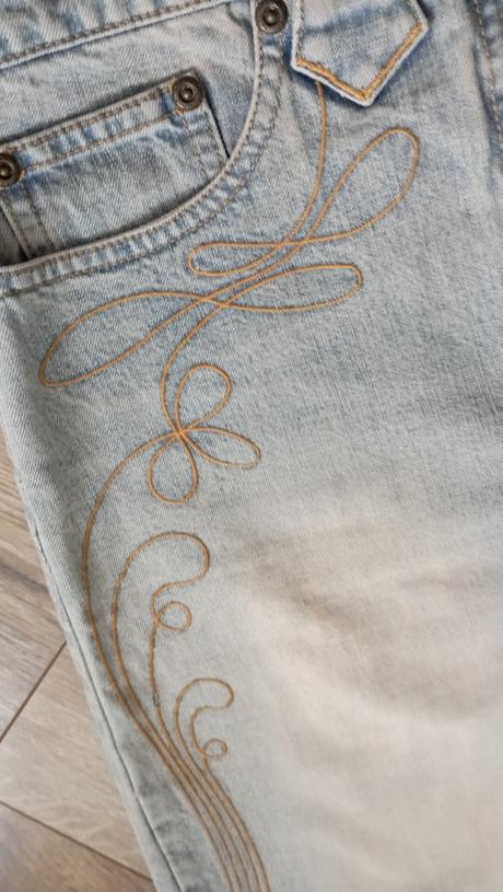 Riflová sukňa s ornamentom, s