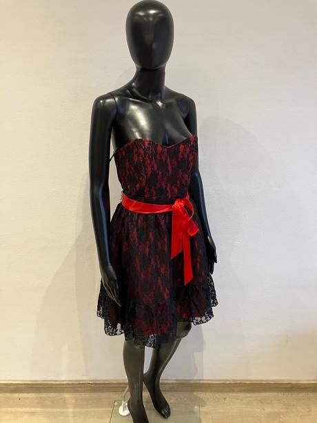 Dámske elegantné čipkované šaty červeno-čierne, m