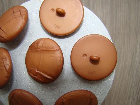 Hnedé kabátové gombíky, 