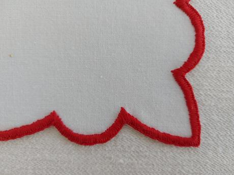 Vyšívaný obrus na bielom plátne, 