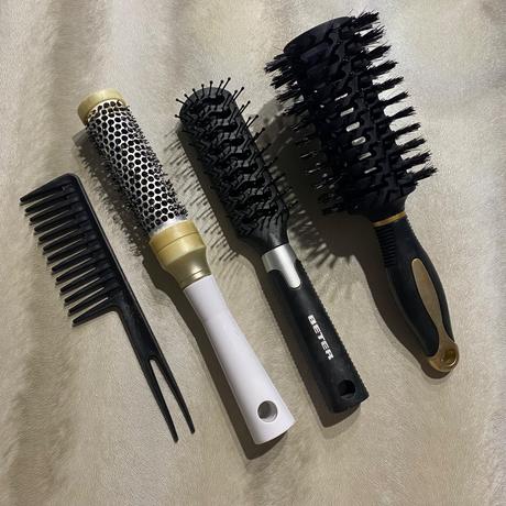 Rôzne kefy + široký hrebeň,