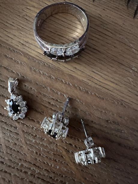 Krasny strieborny set c ciernymi a bielymi kristal, 