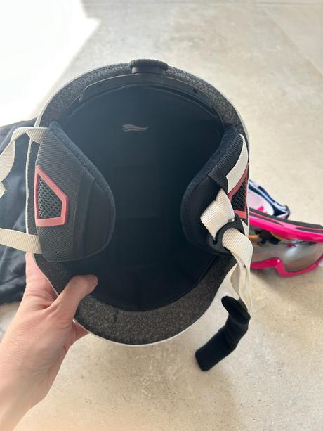 Lyziarska prilba a okuliare, s