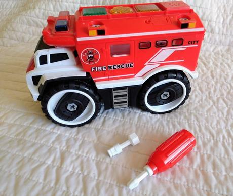 Interaktívne autíčko s možnosťou rozmontovania,