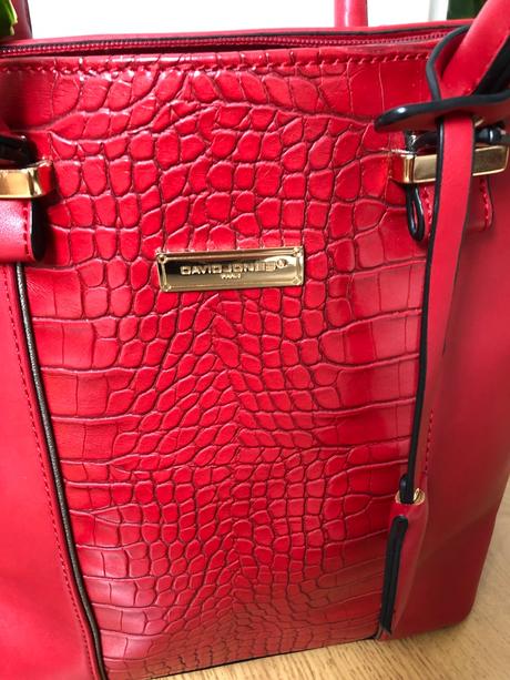 Červená kabelka, atmosphere