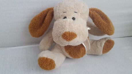 Plyšový sediaci psík,