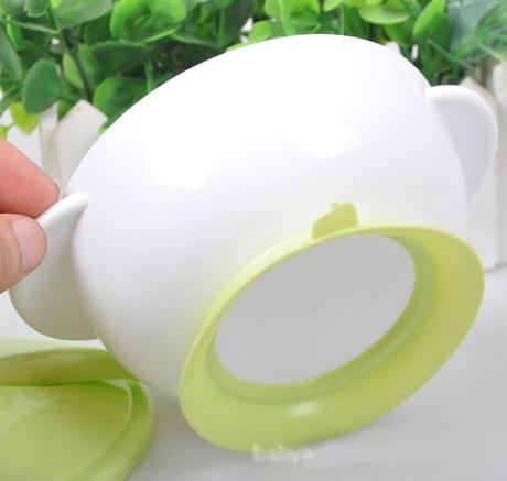 Miska s uzaverom a lyzickou, 