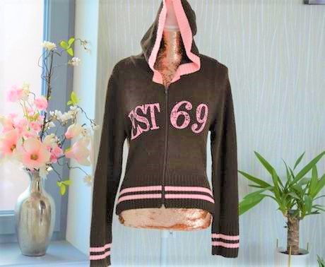 Sveter s potlačou na chrbte a kapucou-m, m