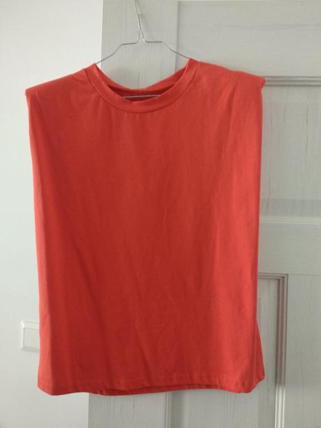 Červené tričko s vypchávkami, 