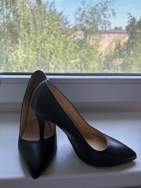 Čierne lodičky, 37