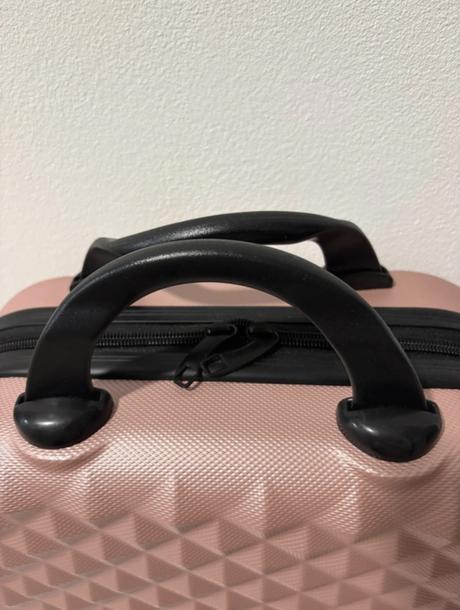 Kufor na kozmetiku, sinsay