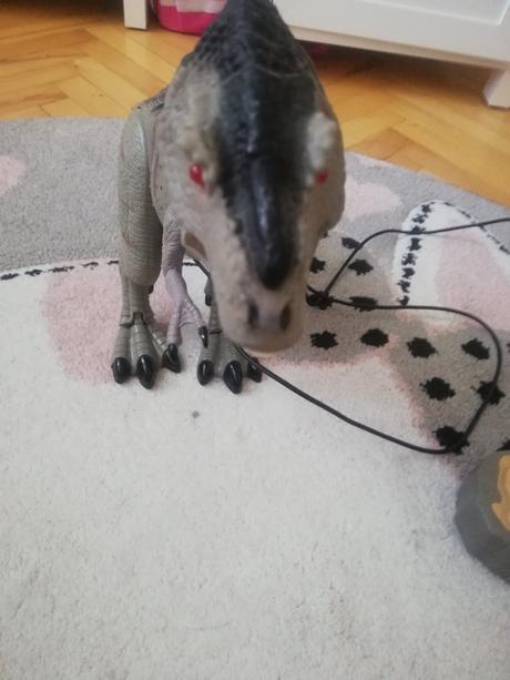 Dinosaurus vacsi na ovladanie,