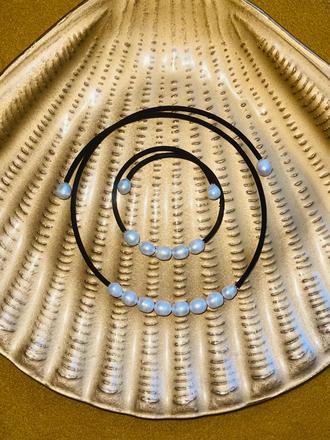 Náhrdelník a náramok s perlami,