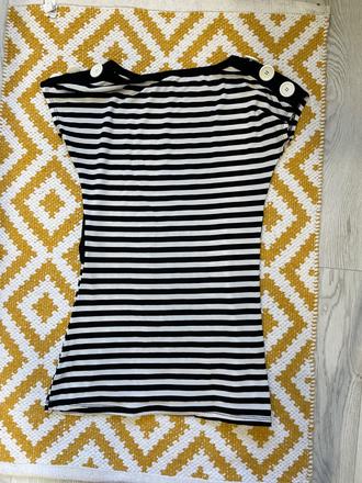 Pásikavé tričko s gombíkmi na ramenách, s