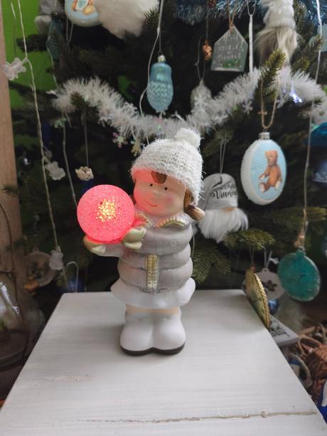 Keramické dievčatko so svietiacou guľou,