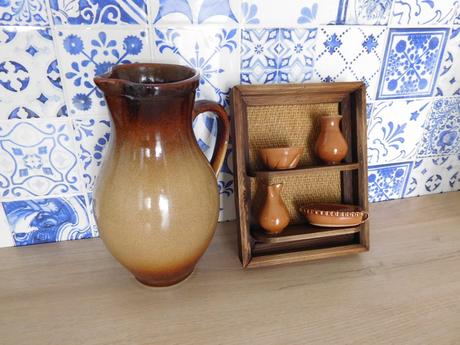 Keramika hnedá aj s minijatúrou, 