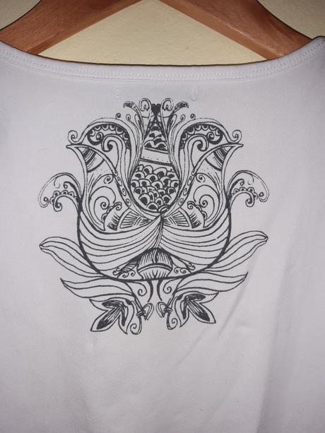 Biele tričko so vzorom na chrbte, reserved,l