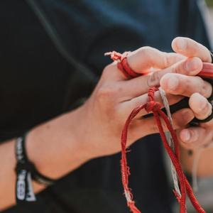 Veríte na červené náramky a ochranný turmalín?