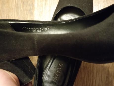 Čierne lodičky, 37