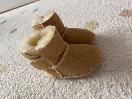 Detské capačky s jahňacou kožušinou 0-6m, <17