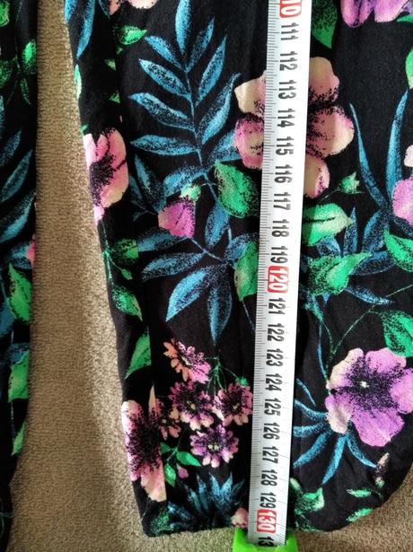 Krásny moderný kvetovaný overal, m