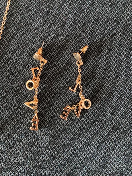 Retiazka a nausnice love, 