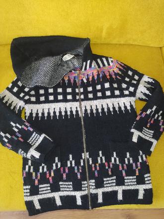 Sveter s kapucňou, 128