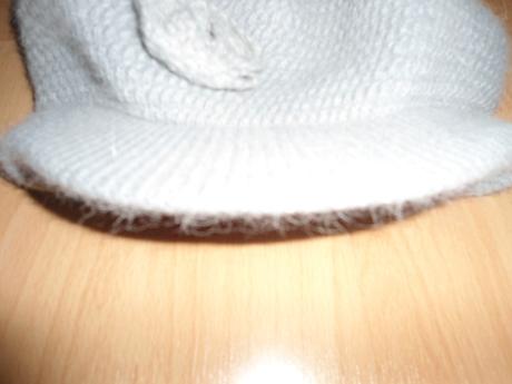 Siva ciapka s kvetom, 