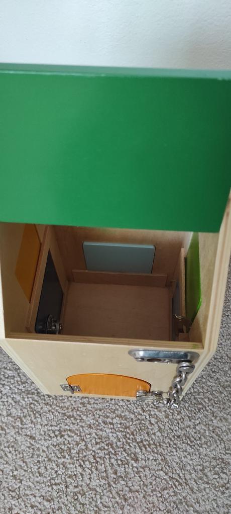 Drevený domček so zámkami,