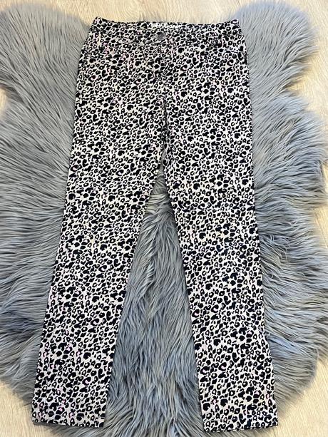 Dievčenské leopardie rifle (134), 134