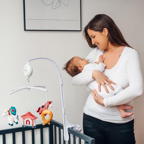 Babyono kolotoč nad postieľku s melódiou horses, 