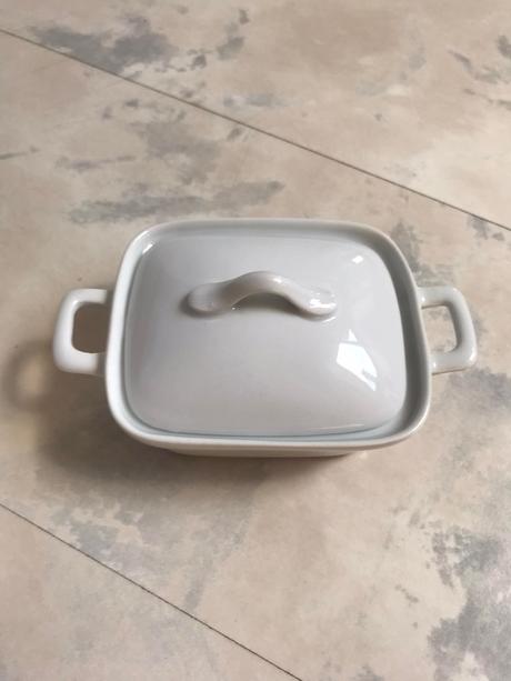 Porcelánová maselnička, 