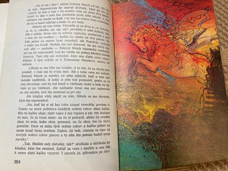 Krásna retro stará kniha rozprávok zakliata hora, 