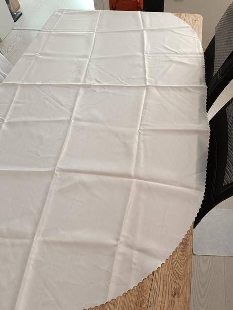 Okrúhly biely obrus,