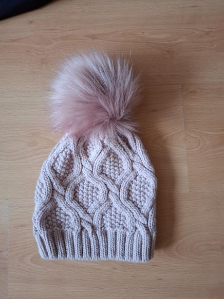 Pletená čiapka s brmbolcom, 