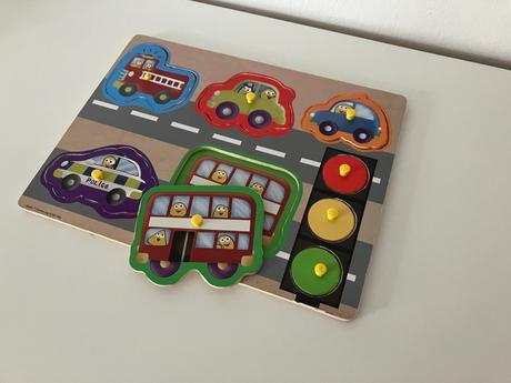 Drevená vkladačka s úchytkami autíčka, 