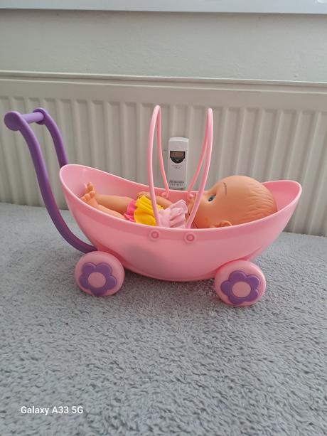 Bábika s kočiarikom/kolískou,