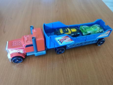Hot wheels kamion nehodovy, 