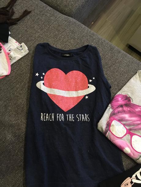 4x triká , 1x mikinka, 5eur, takko,146