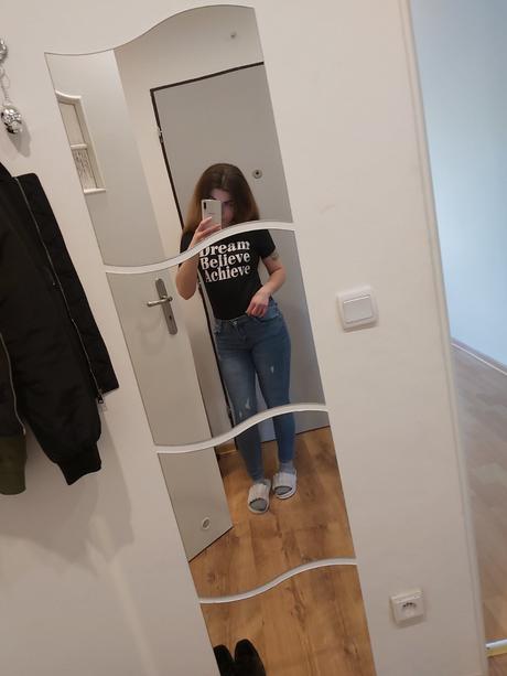 Čierne tričko s nápisom., s