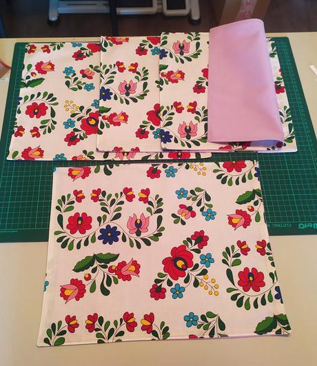 Príborník a podložky na prestieranie,