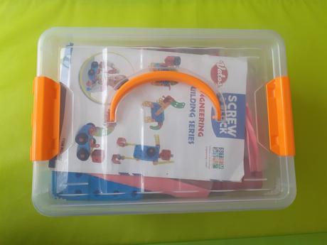 Stavebnica s vrtackou v kufriku,