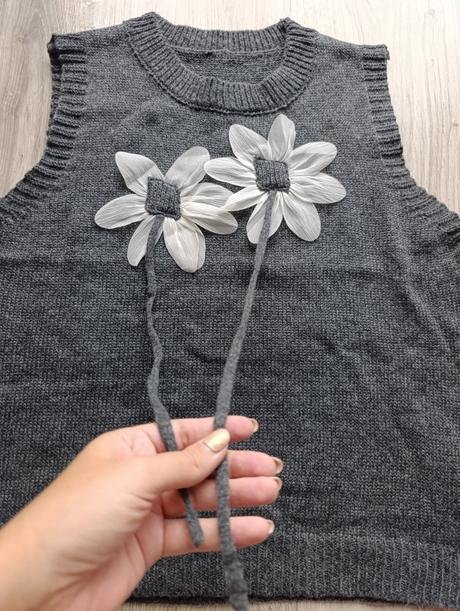 Dámska sivá vesta s kvetmi, m