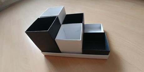 5 krabiciek papierovych na podstavci,