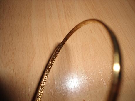 Zlaty naramok s kamienkom, 