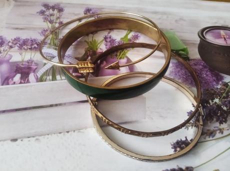 Darujem set naramkov,