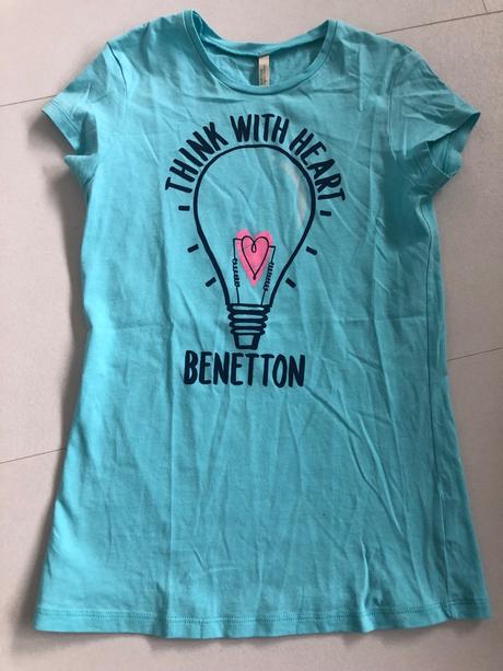 Ziarive krásne znackove tričko s napisom, benetton,146